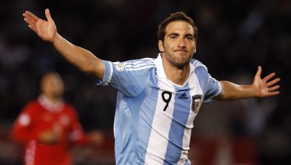 开云品牌-中国足球裁判裁决准确率提升，行业标准不断完善，足球裁判权威