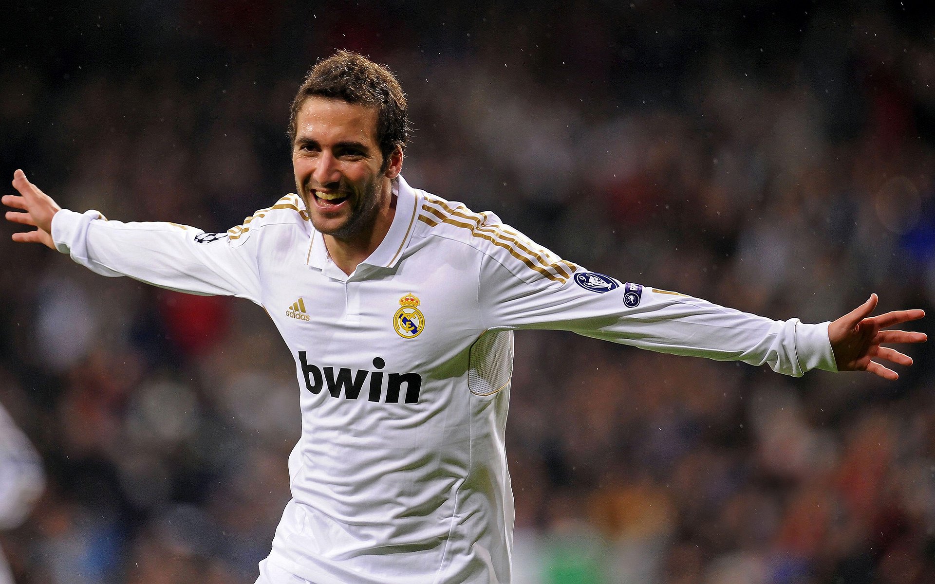 梅西首秀即助攻，巴黎豪夺连胜，梅西首秀引全场躁动 巴黎4连胜登顶